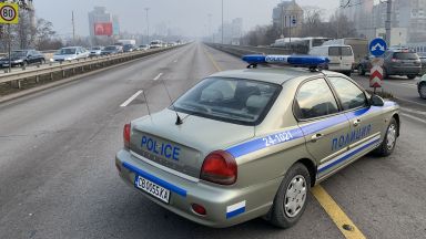 Пуснаха движението по "Цариградско шосе", след като кола удари системата за газ на бензиностанция (снимки)