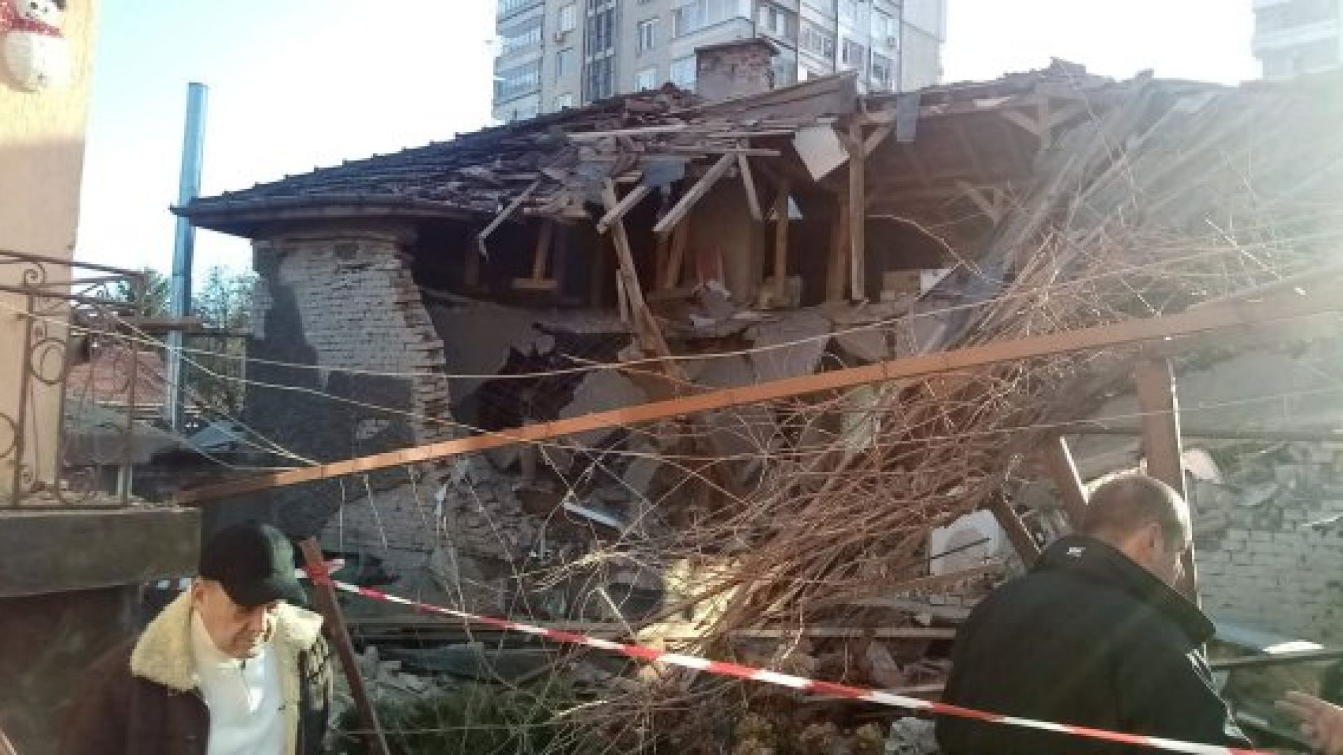 Взрив от електрически бойлер срути част от къща на ул