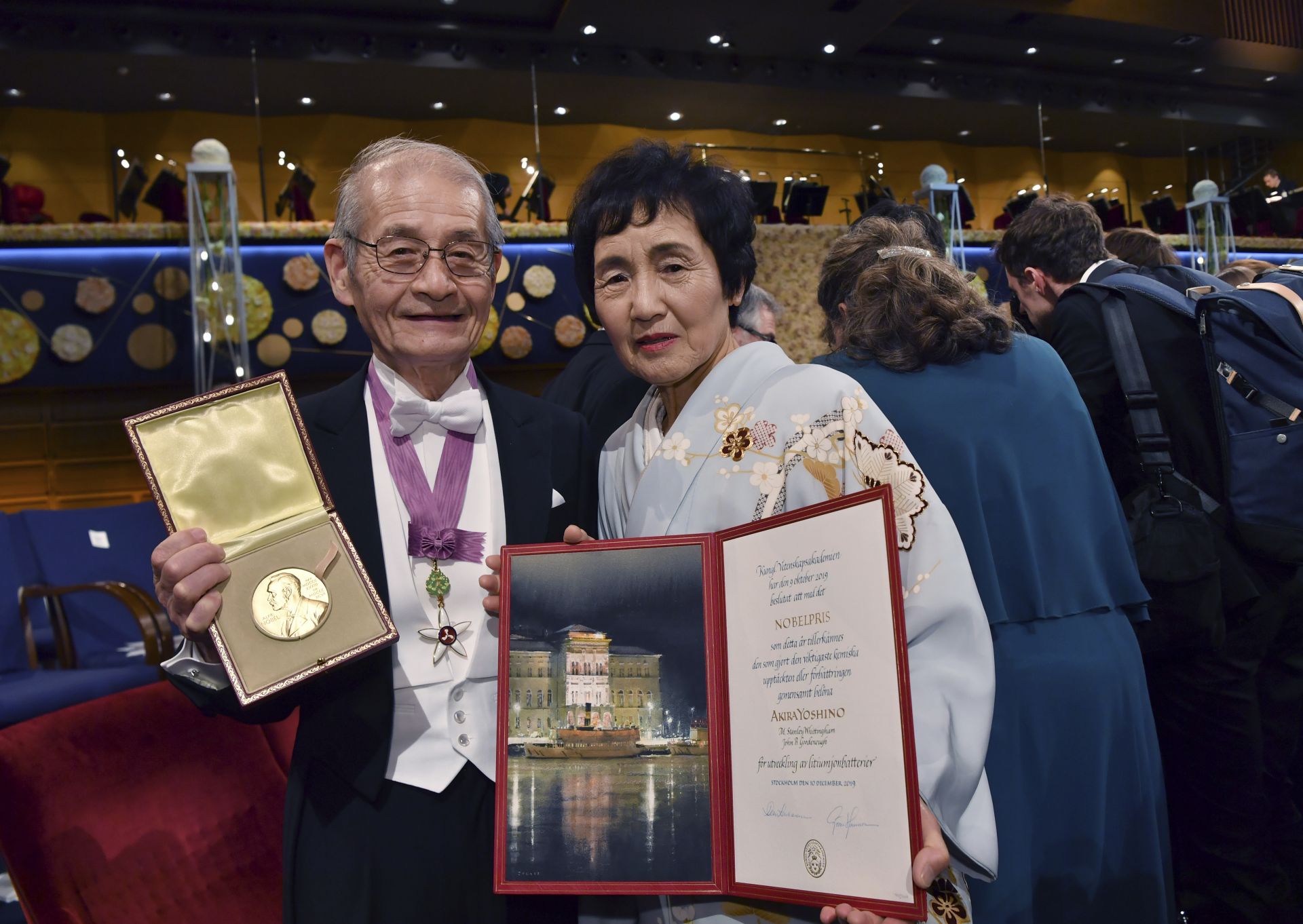 Лауреатът по химия Акира Йошино и съпругата му Кумико 