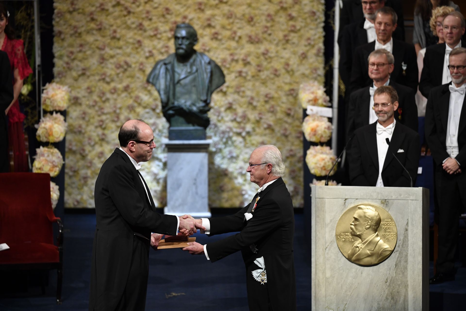 3 лауреата нобелевской премии. Франко Модильяни вручение Нобелевской премии. Шведский Король Нобелевская премия. Стокгольм Король вручение Нобелевской.