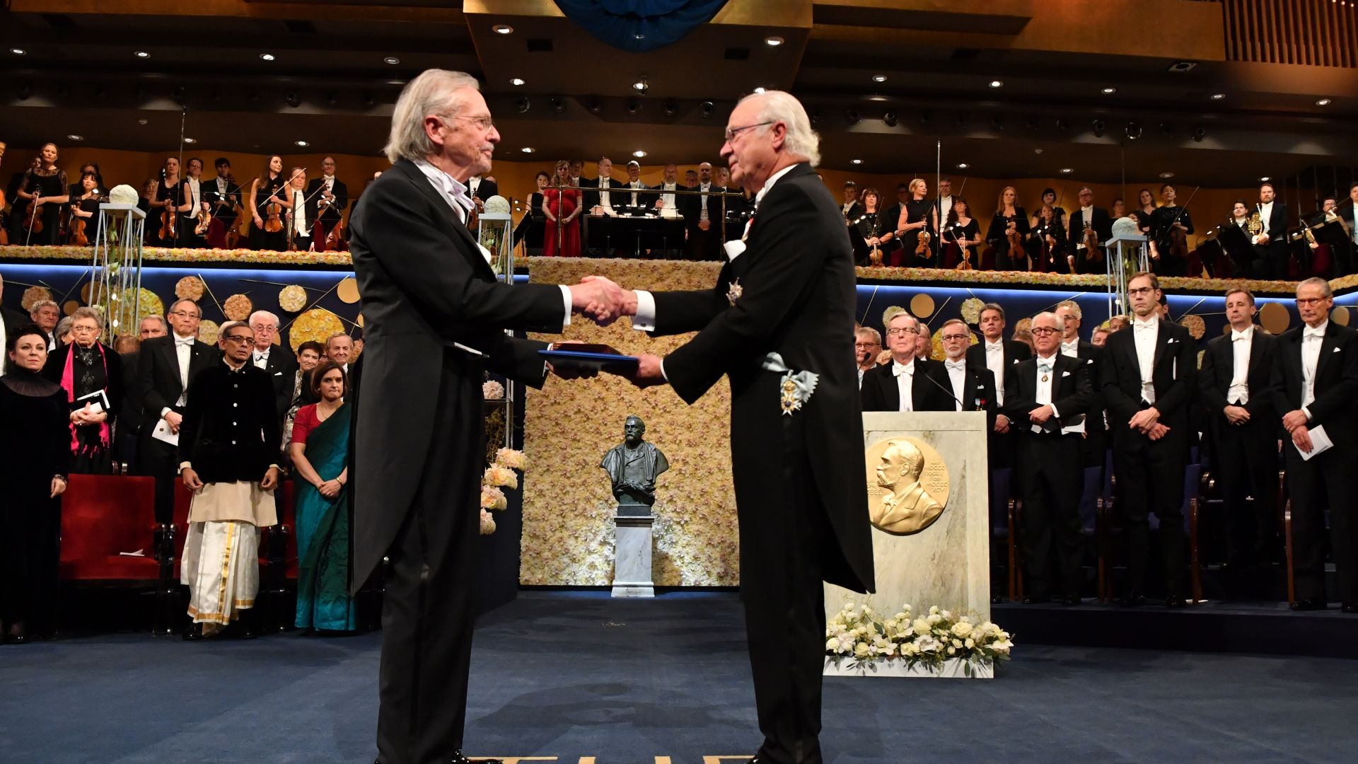 14 лауреати получиха Нобелови награди от краля на Швеция (снимки и видео)
