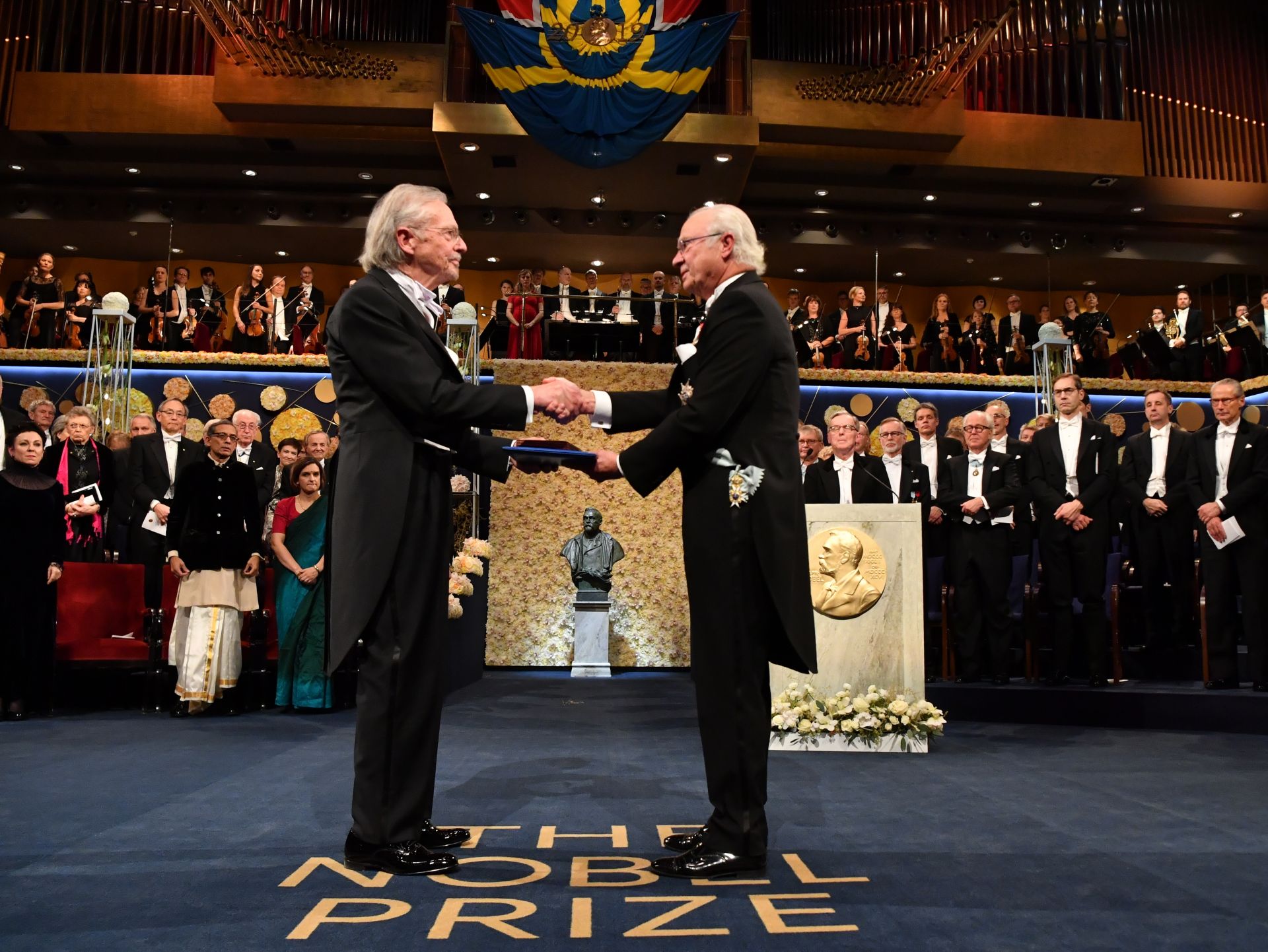 Кралят на Швеция връчва Нобеловата награда на Петер Ханке, докато отвън протестират срещу присъждането му на приза
