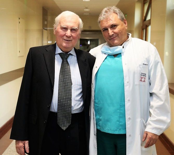 Първият човек с белодробна трансплантация, направена у нас, Мариян Горбан и проф. д-р Любомир Спасов в деня на изписването, 9 декември