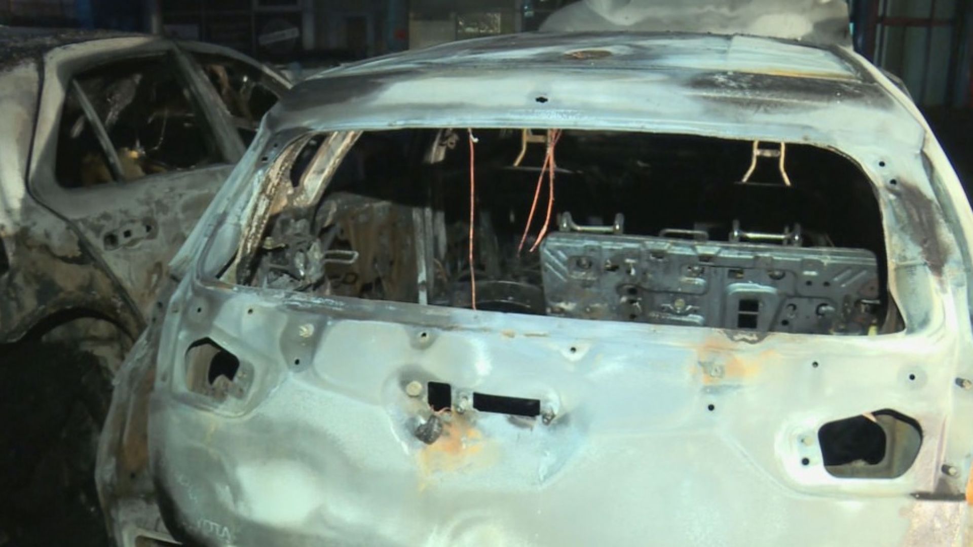 Пожар унищожи снощи няколко коли на паркинг в столичния квартал