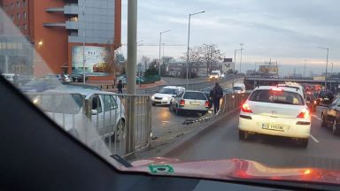 Катастрофа на възлов булевард в София предизвика голямо задръстване