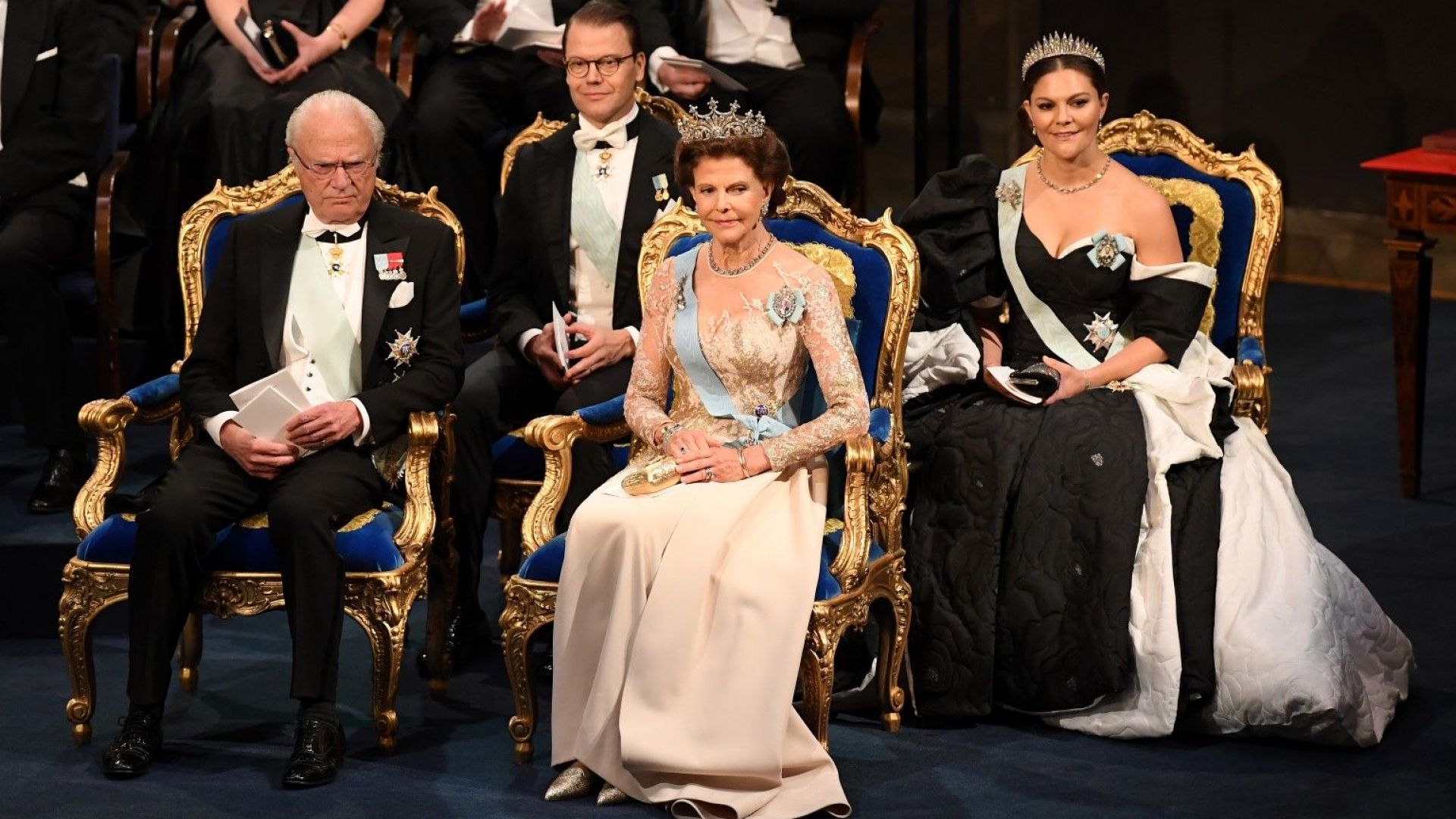 Кралицата и принцесите на Швеция изумителни на Нобеловия бал