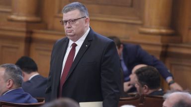  Сотир Цацаров подава оставката си в деловодството на Народното събрание 