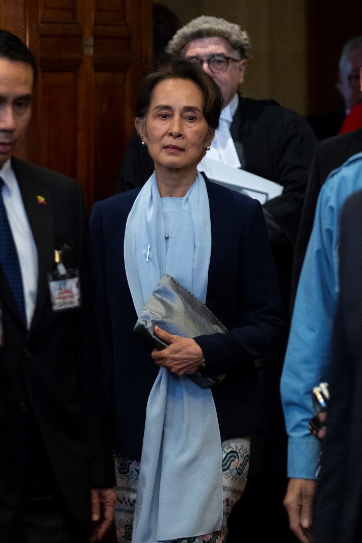 Лидерът на Мианма Аун Сан Су Чжи застана пред Международния съд в Хага по обвинения срещу страната й в геноцид