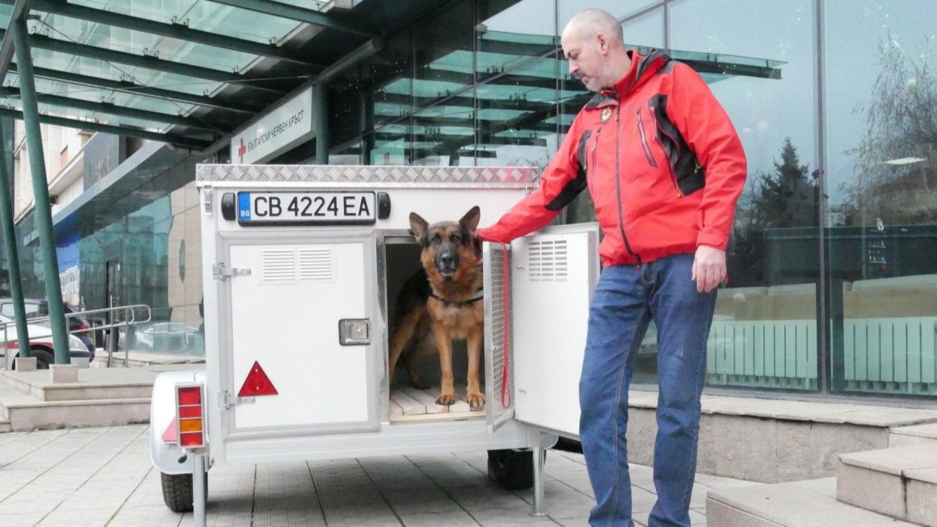 Кампанията "Избери, за да помогнеш" осигури ремаркета за кучета на БЧК