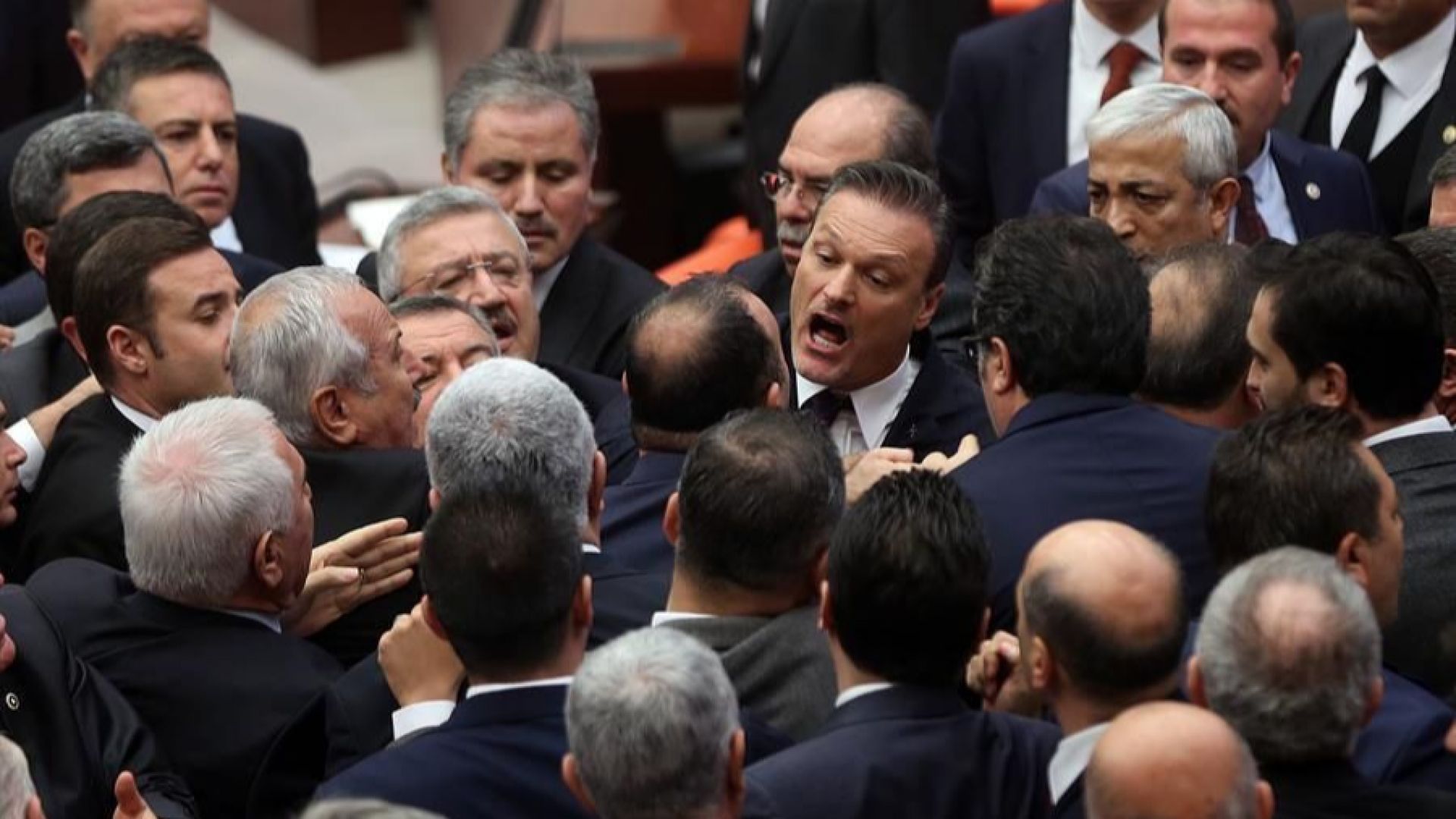 Депутати се сбиха днес в турския парламент по време на