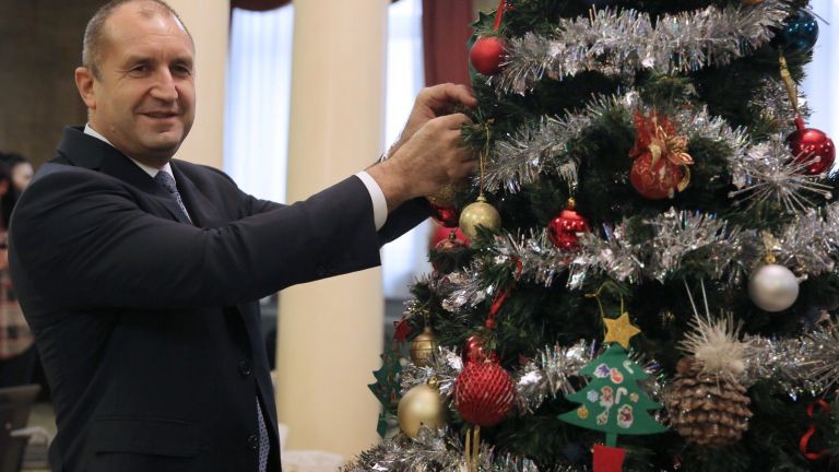 Президентът, неговата съпруга и деца на "Българската Коледа" украсиха елхата