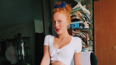 Дъщерята на Борис Бекер засенчи коледната украса в бляскав търговски център