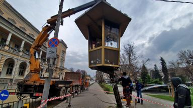 Демонтираха катаджийската будка пред Военния клуб в София (снимки)