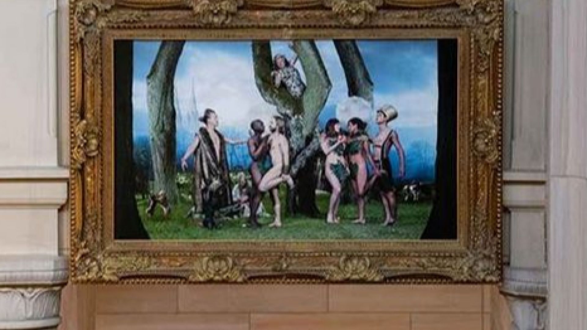 Две фигури на Ева от едната страна на дървото и