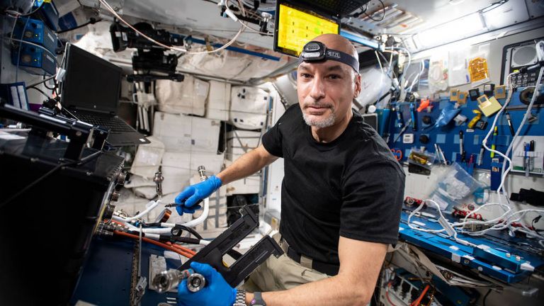 Астронавт отправи призив от космоса за спасяването на "красивата Земя"