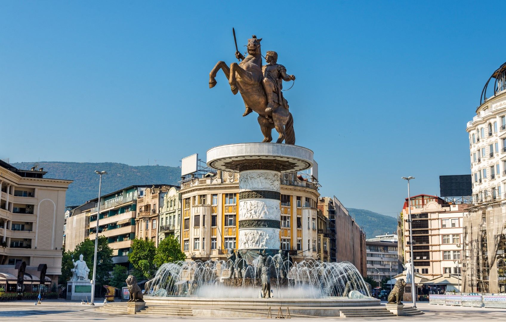 Паметникът на Александър Велики в центъра на Скопие
