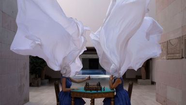 Фотограф създава измислени композиции в реалността