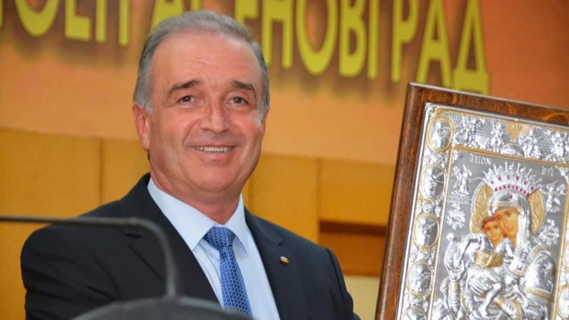 Жителите на Асеновград излизат на протест пред сградата на общината