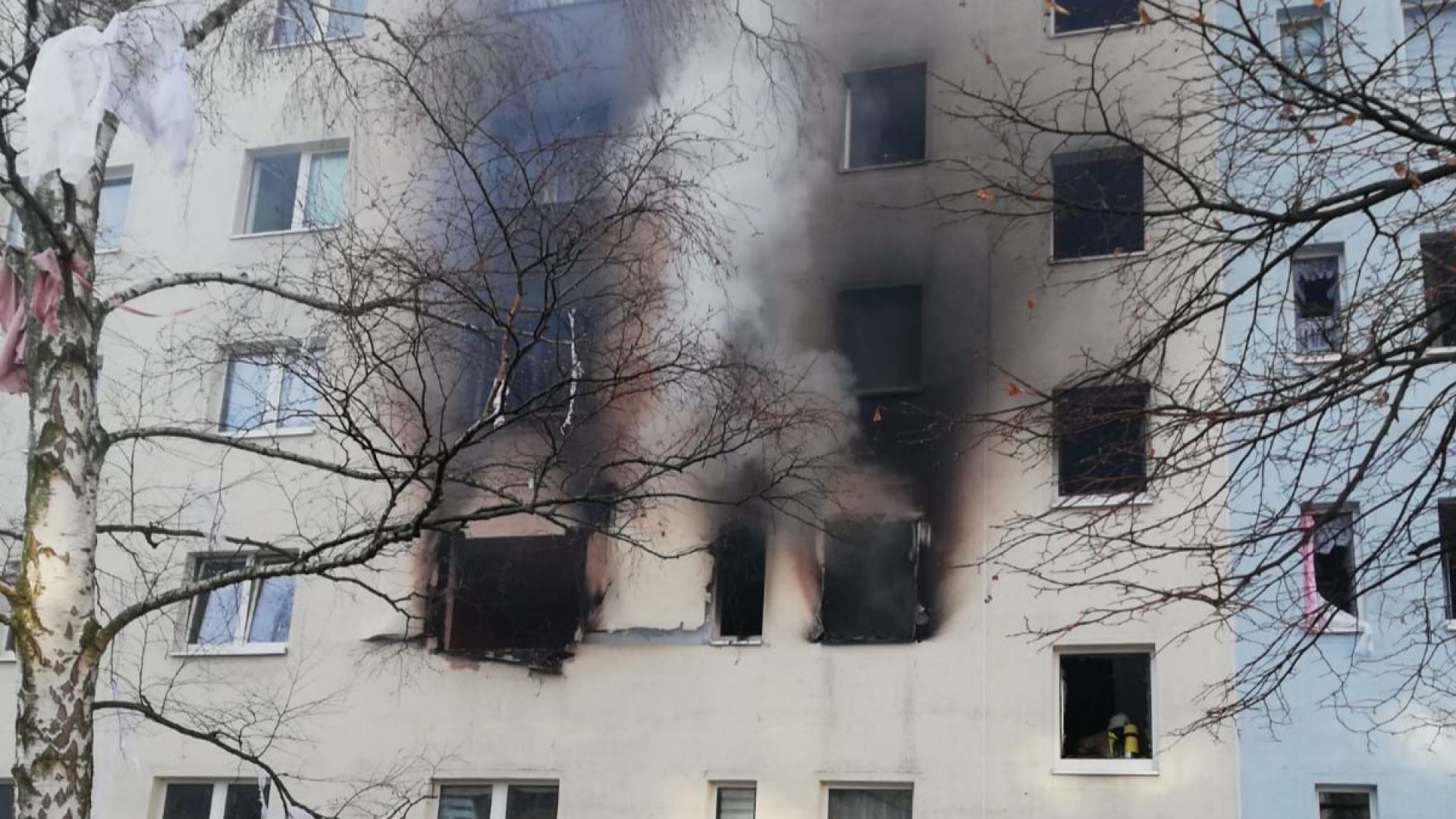 Най малко 25 души бяха ранени при експлозия в жилищен блок