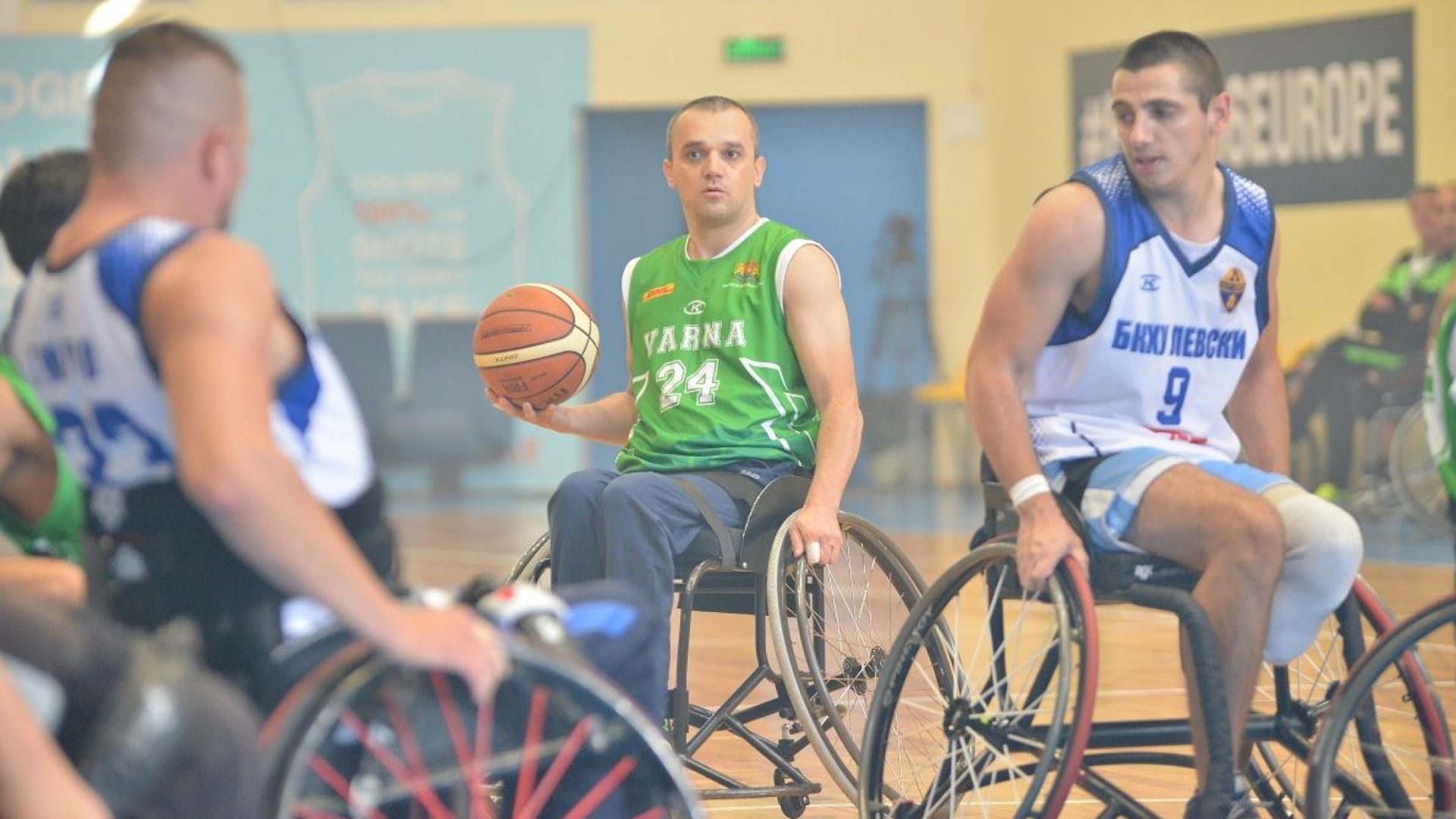 "Избери, за да помогнеш" осигурява инвалидни колички за баскетболисти