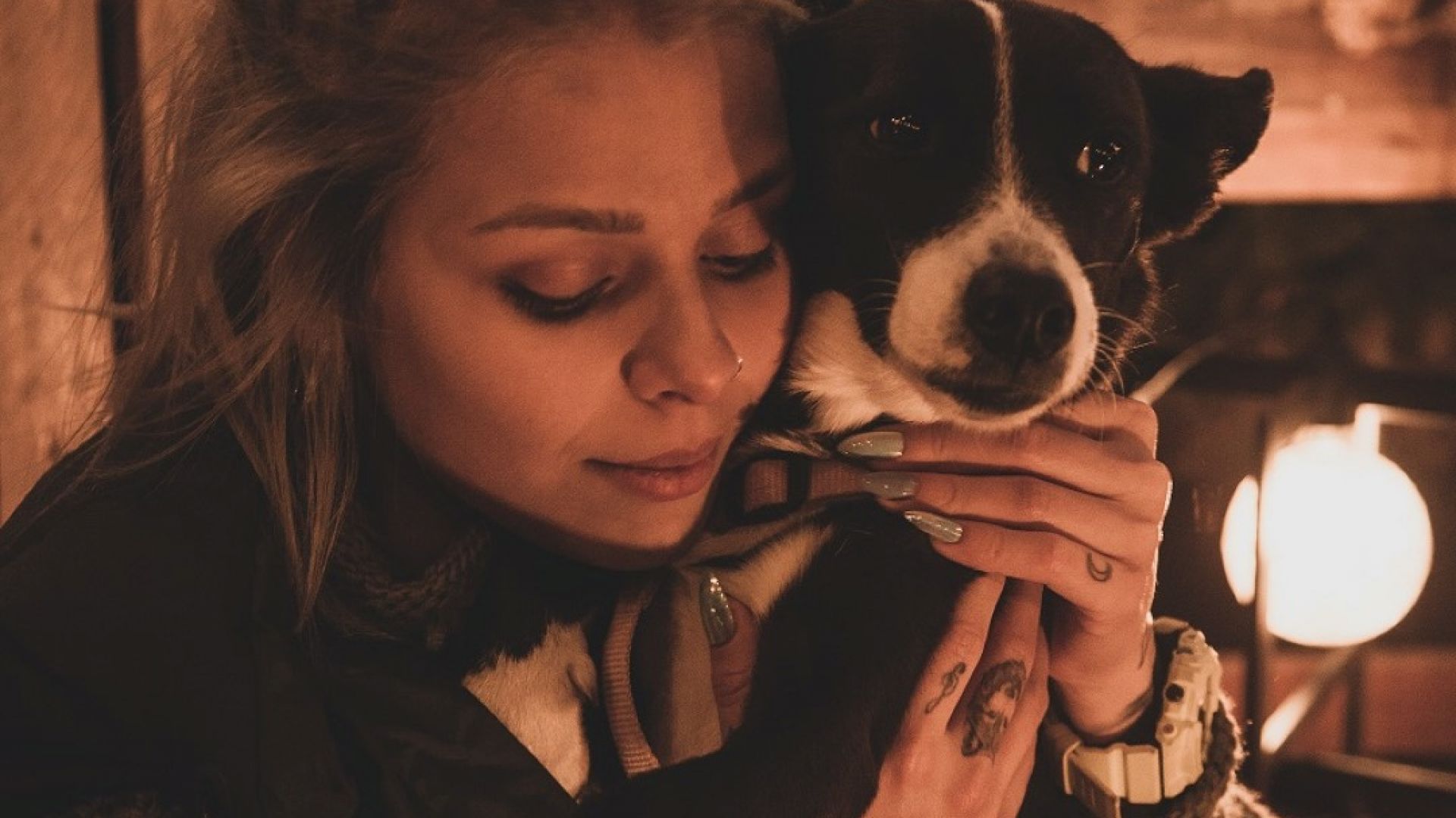 Певицата Виктория Георгиева с коледен кавър в подкрепа на осиновяването на бездомни животни