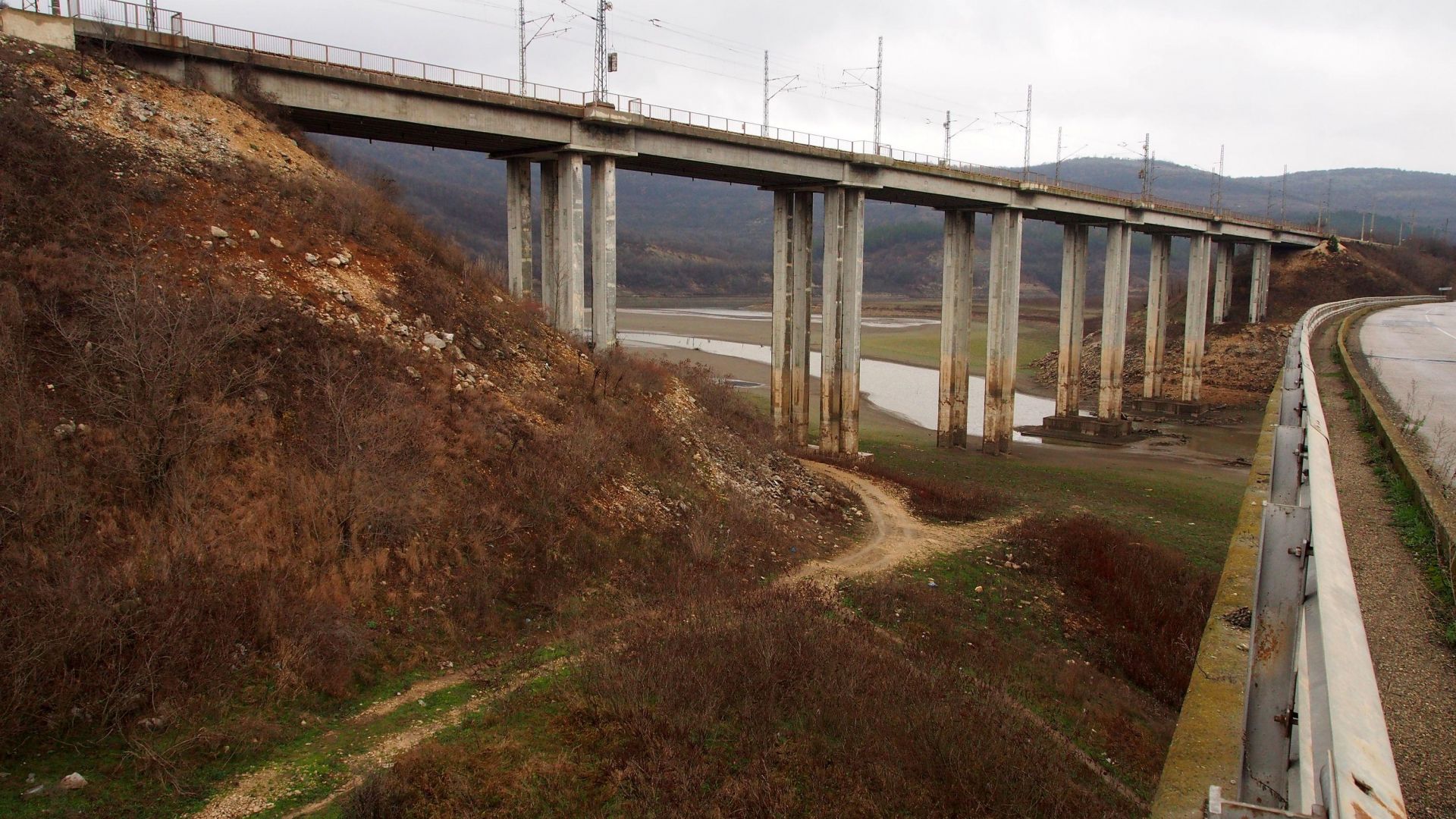 Рекордно ниско е нивото на язовир Цонево Живеещи в района