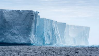 Откриха ледник край Антарктида, който се топи със 7-16 метра годишно