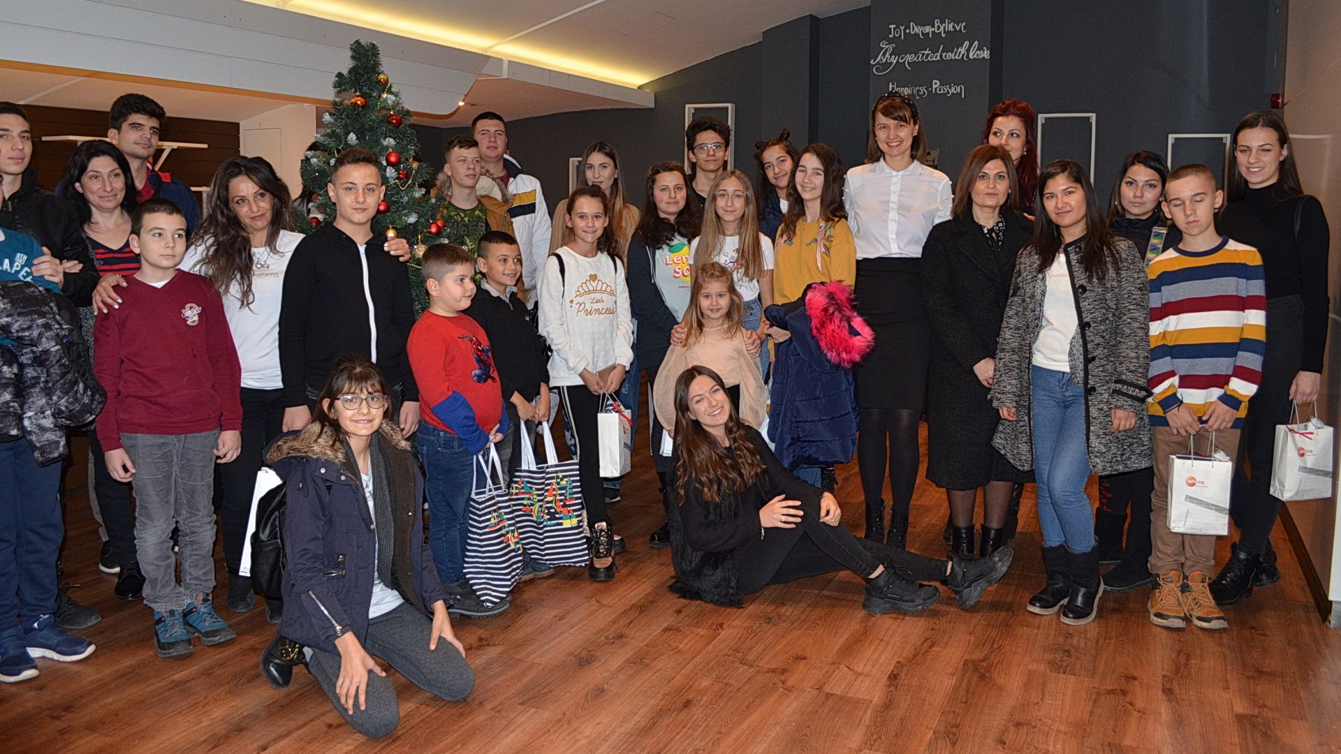 Те са 94 деца на различна възраст От съвсем малки