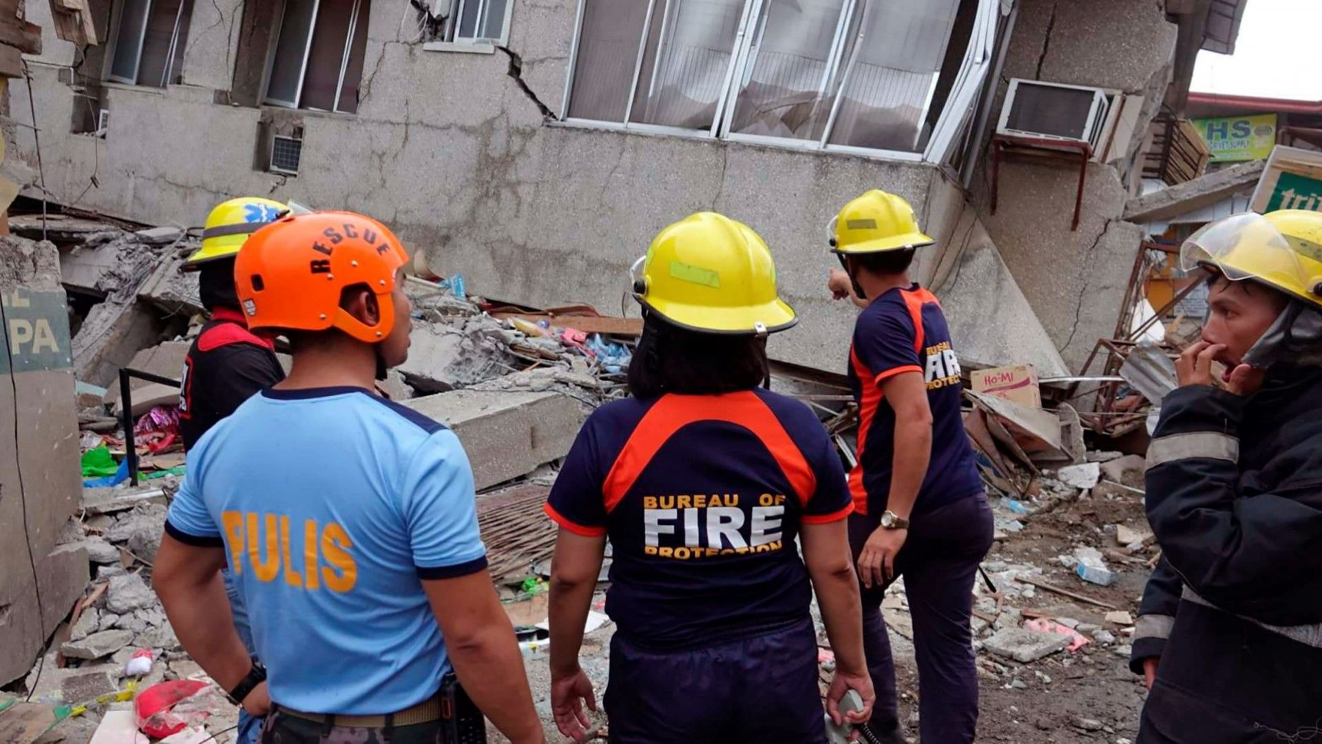 Най-малко четирима са загинали в земетресението на Филипините