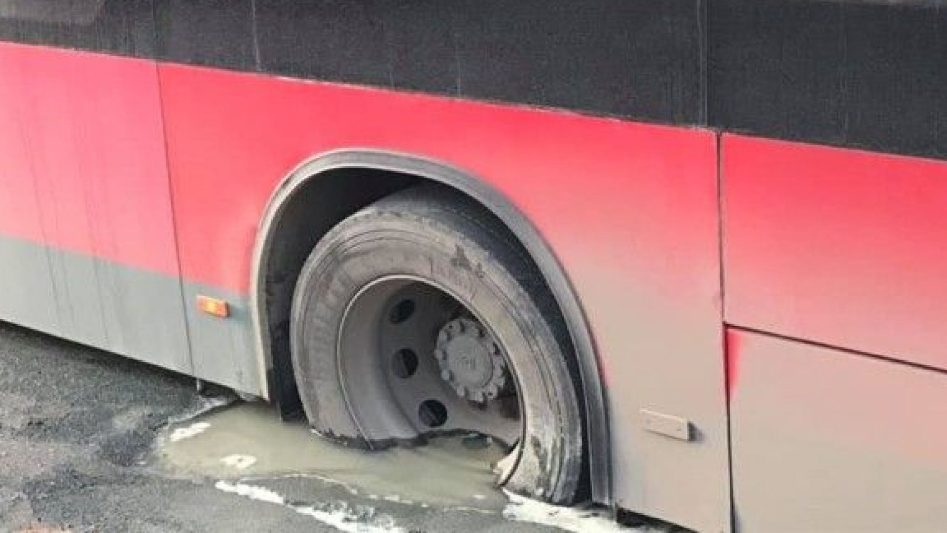 Автобус на градския транспорт в Ямбол пропадна в дупка изкопана