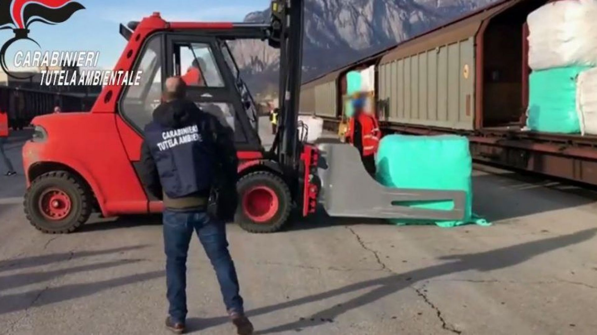 17 те вагона с над 800 тона отпадъци пътуващи за България