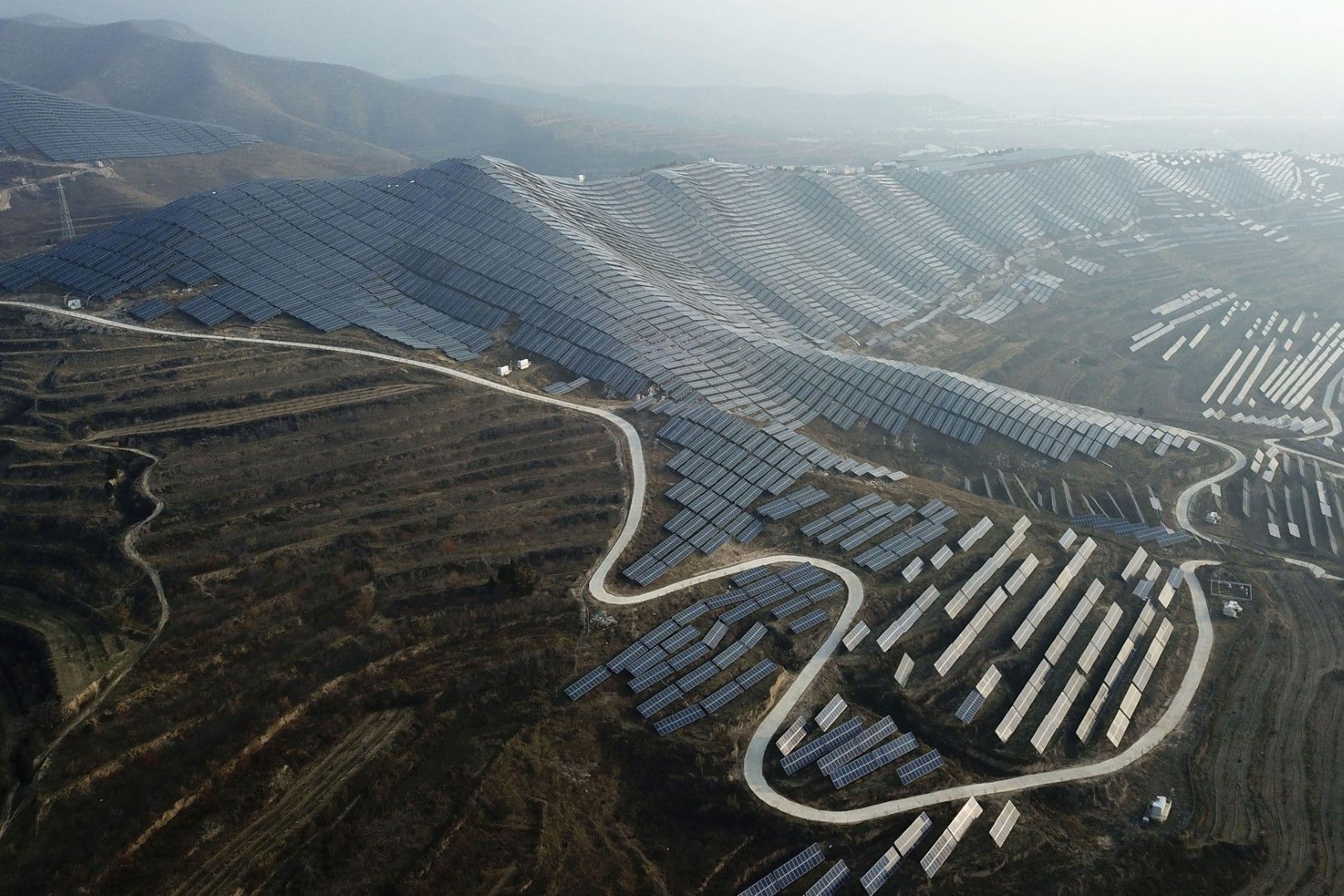 Голям соларен парк в Китай: страната е един от най-големите замърсители, но е и водеща във възобновяемата енергия