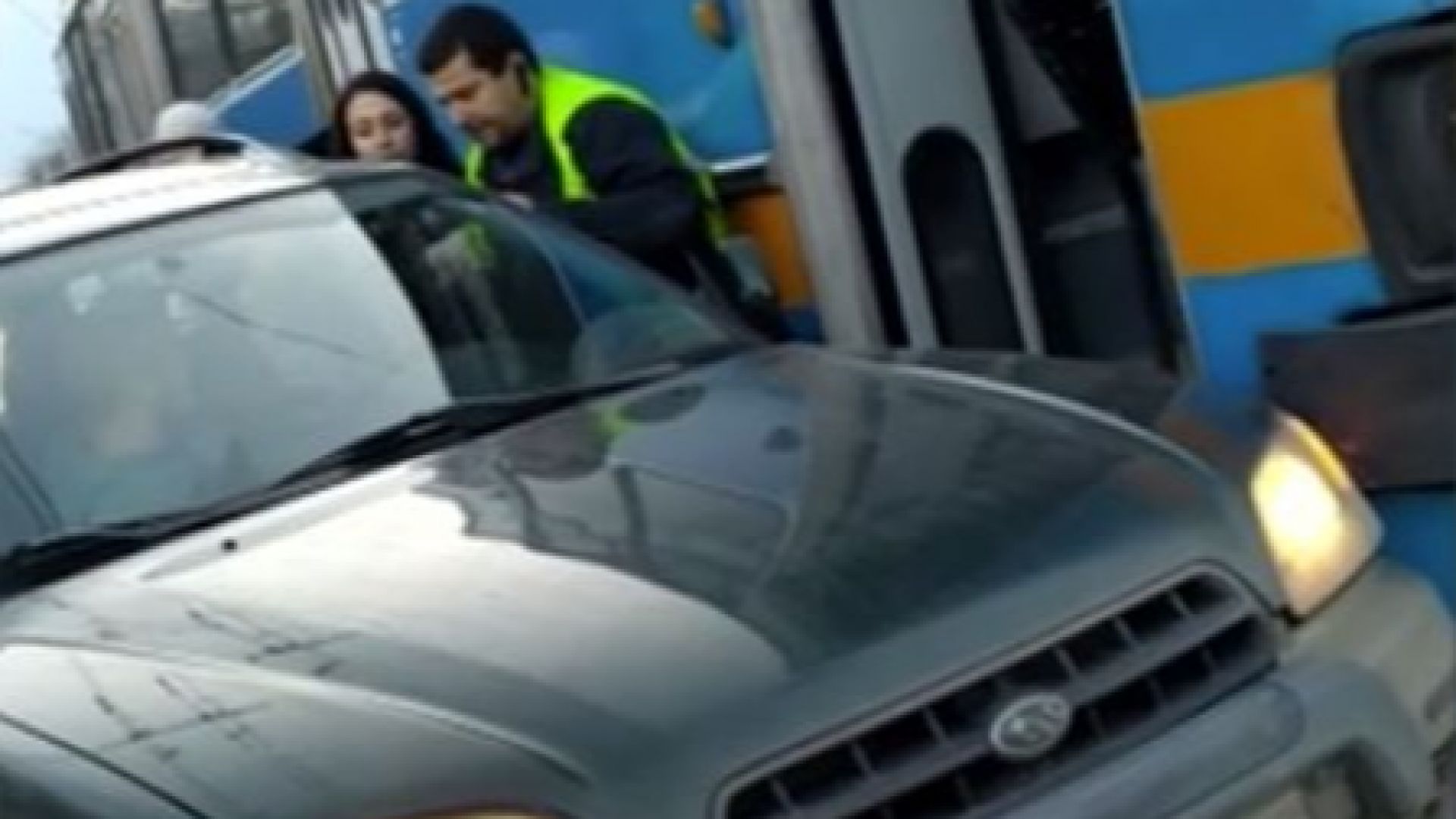 Шофьор на тролей и водач на автомобил са се сбили