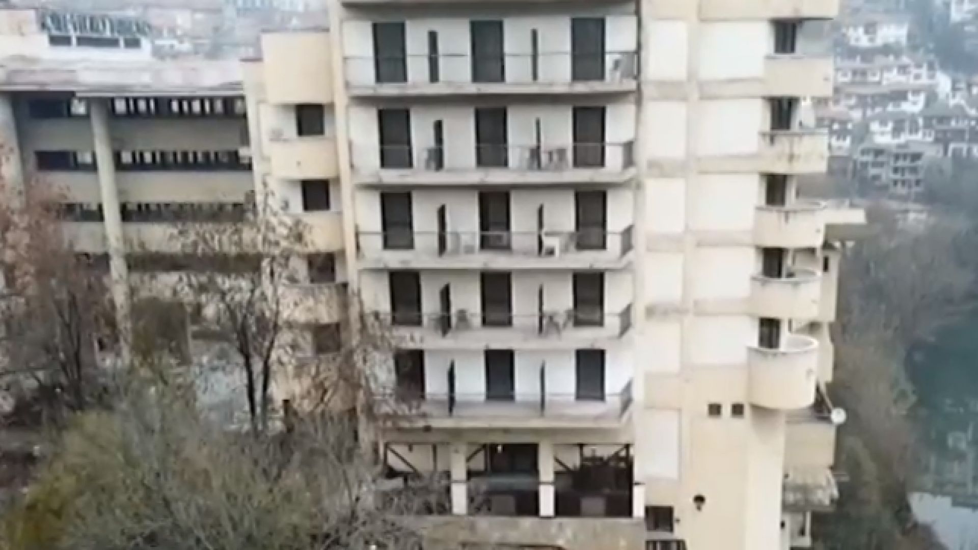 Ледени стаи счупени врати и неработещи уреди в хотел 4