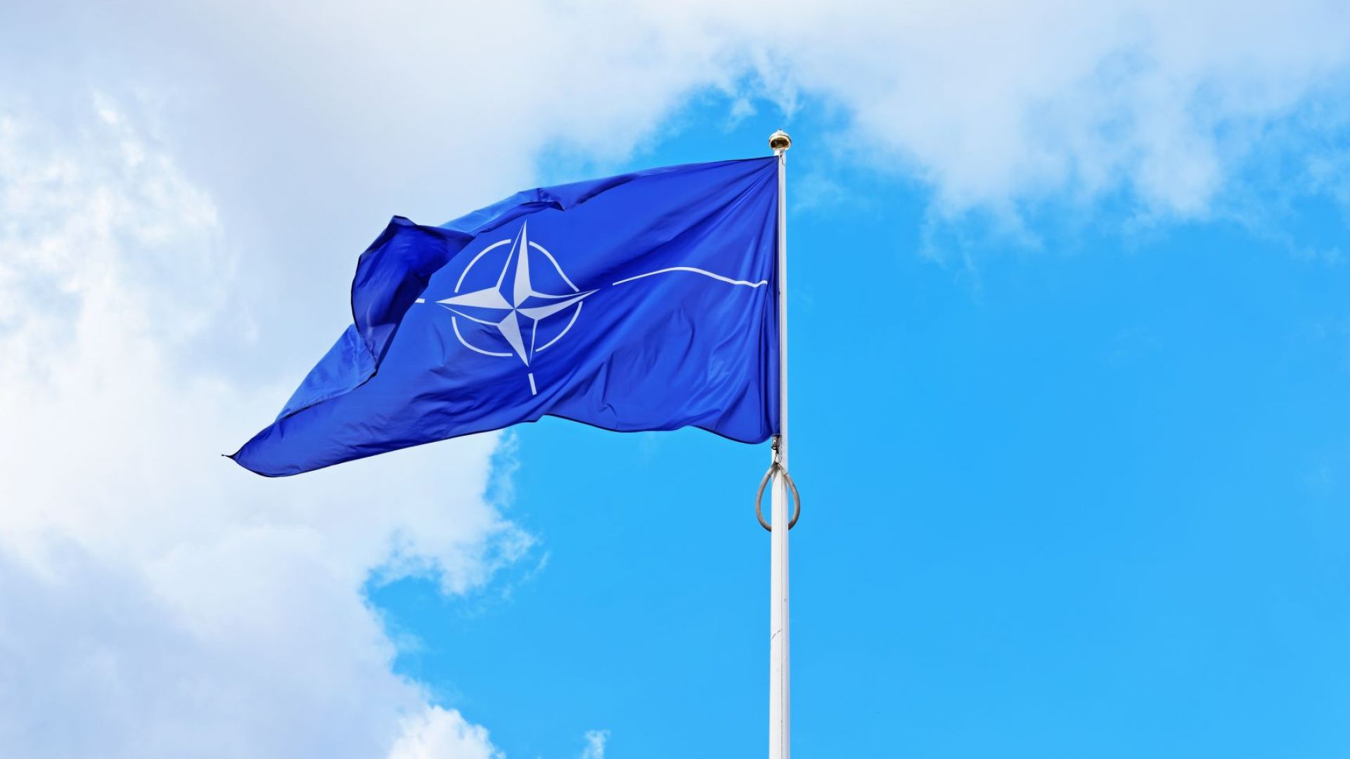 НАТО: При кризи границата между мира и войната е размита в "сивата зона"  