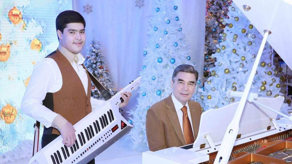 Гурбангули Бердимухамедов свири на пиано