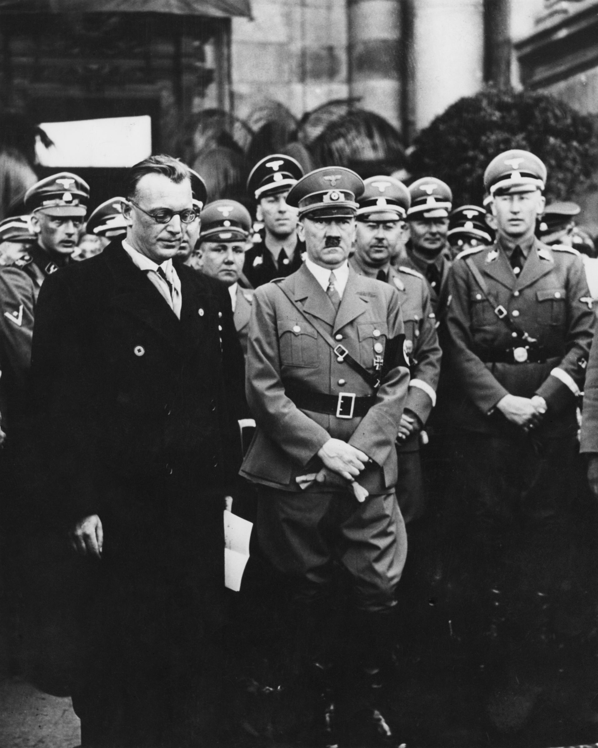 Нацистки политици: Адолф Хитлер (в средата), Хайнрих Химлер (зад него вдясно) и Райнхард Хайдрих (вдясно) 