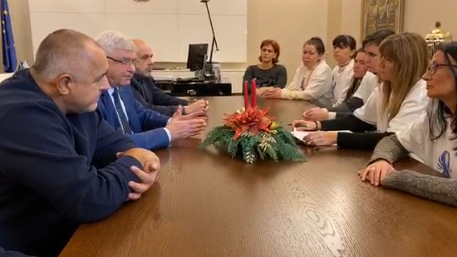 Премиерът Бойко Борисов чака 30 минути представителките на медицинските сестри