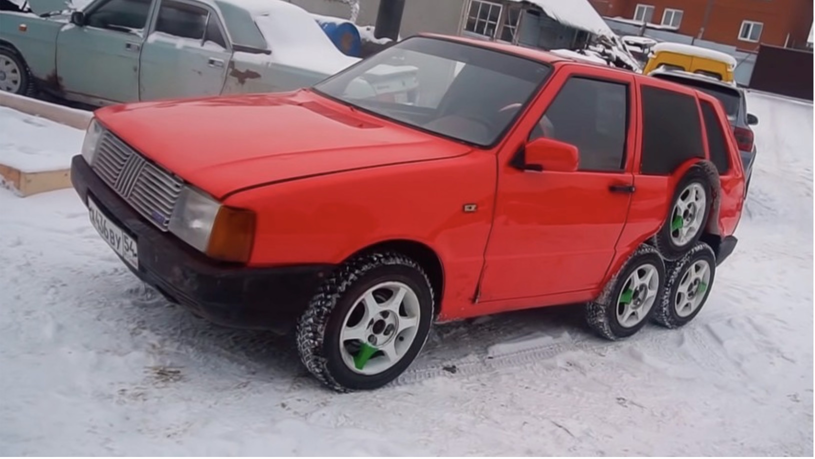 Руснаци превърнаха Fiat Uno в осемколесно ”чудовище”
