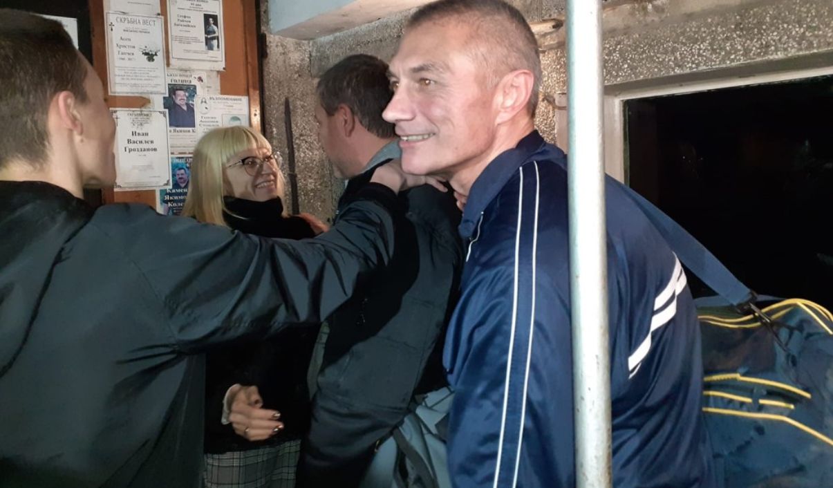 Мирослав Писов и колегите му, в момента, в който излизат от затвора в Бобов дол