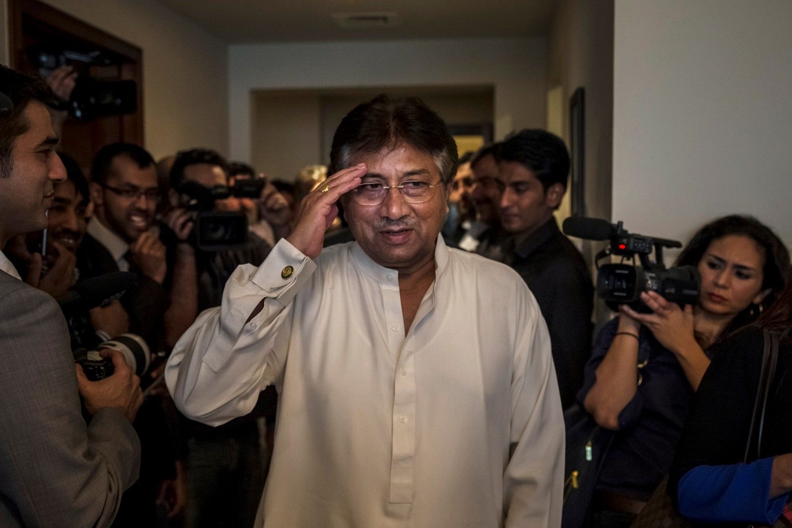 Первез Мушараф дава пресконференция в дубай преди да се завърне в пакистан след 4-годишно отсъствие, 24 март 2013 г.