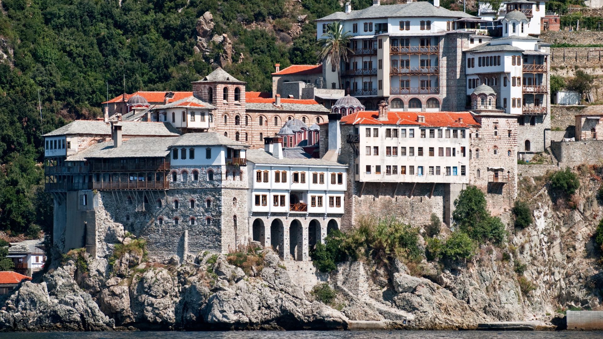 Кости принадлежащи на жена бяха открити при реставрация под мраморния