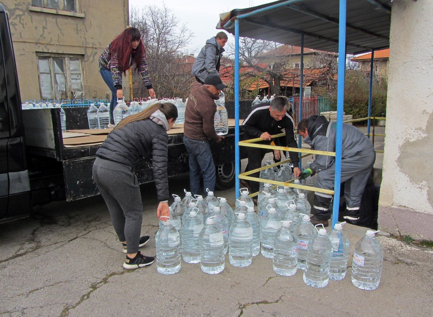 Община Перник раздаде 6 939 десетлитрови бутилки на всички детски градини, 13 декември