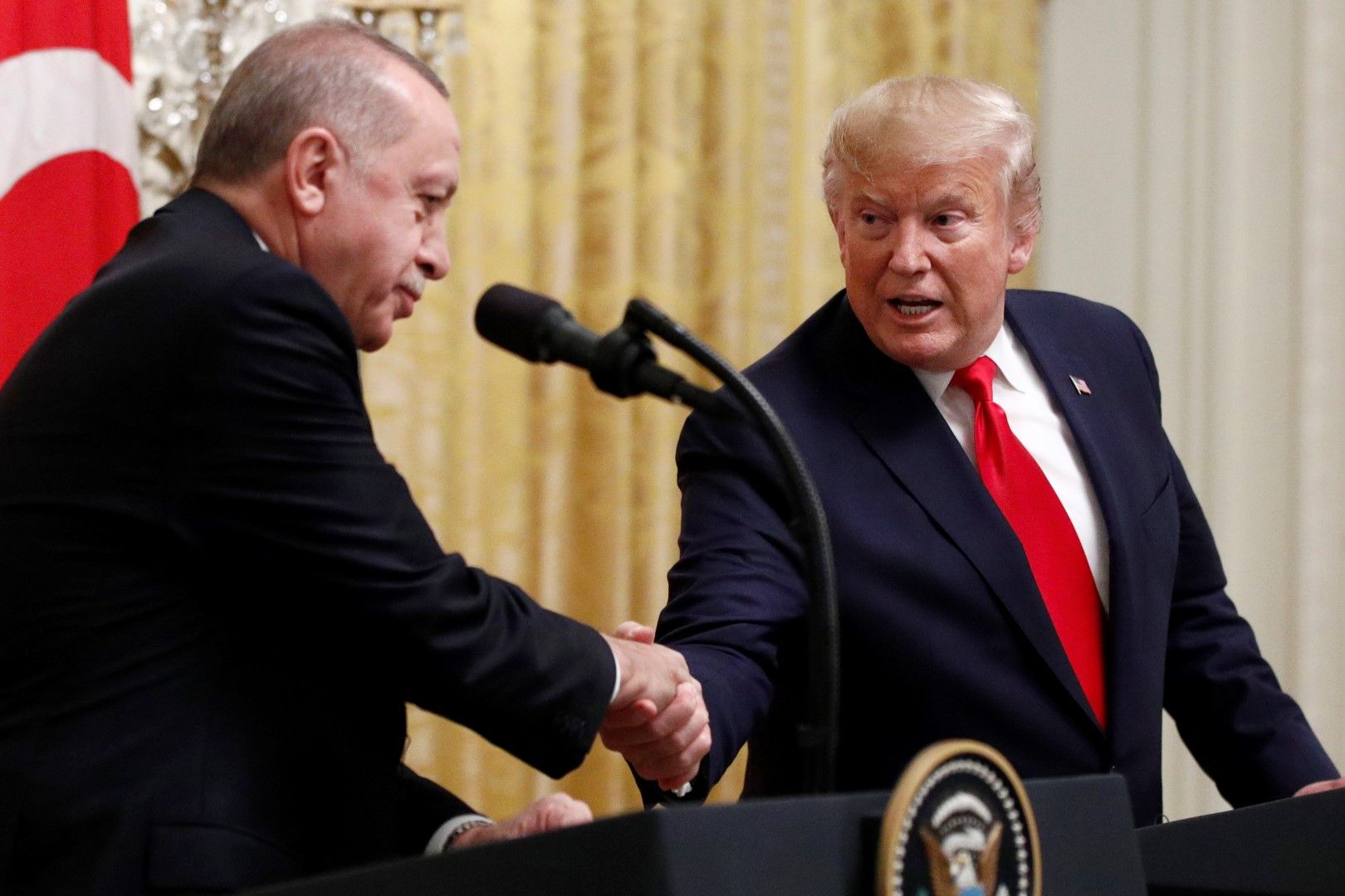 Реджеп Ердоган и Доналд Тръмп проведоха кратък разговор след решението на турския парламент