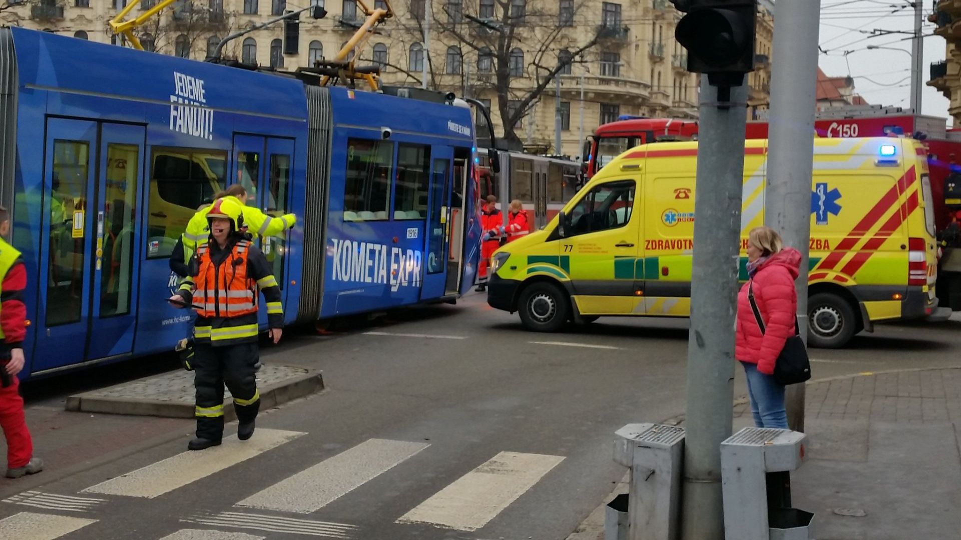 Тежка катастрофа на кола с два трамвая е станала в