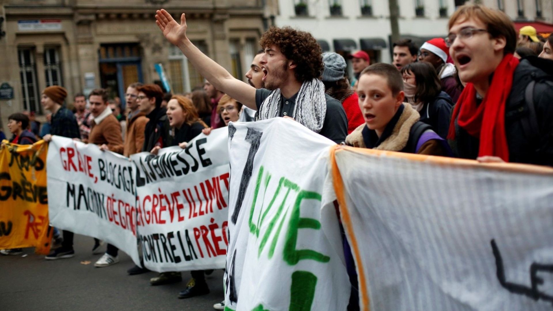 Рекорден брой протестиращи излязоха по улиците на Франция. Това е