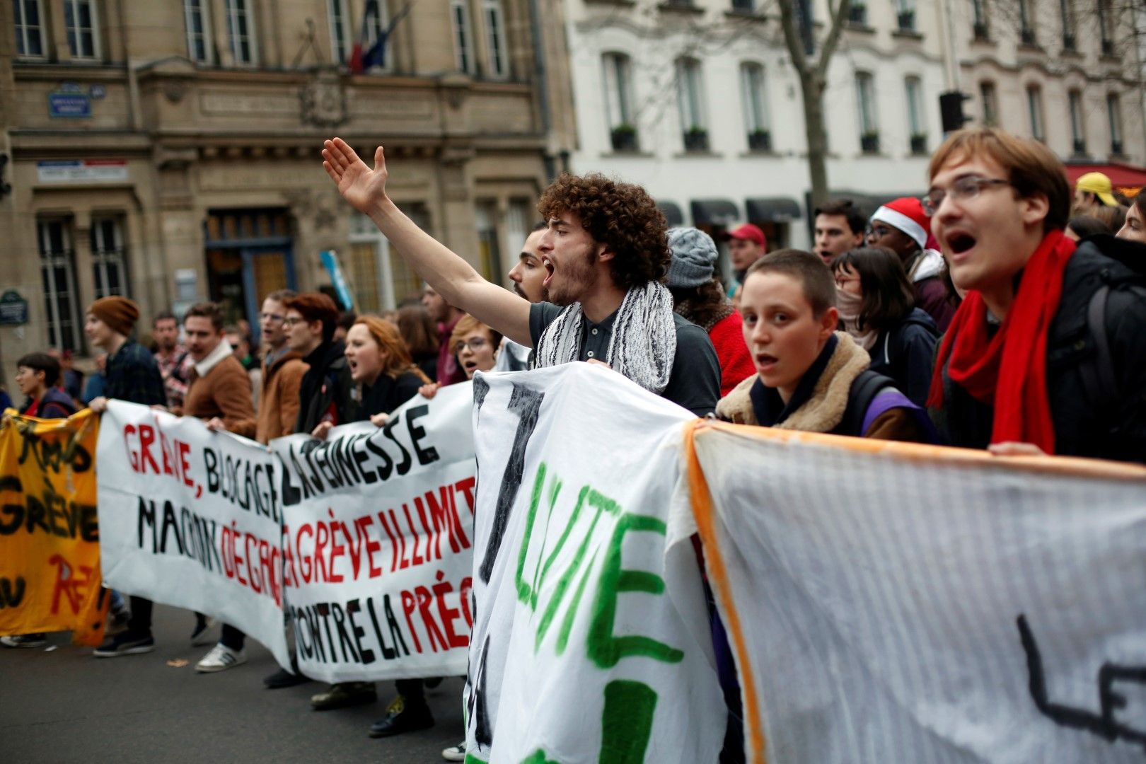 Седем от осемте рафинерии във Франция стачкуват днес по призива на секцията на нефтохимиците в синдиката