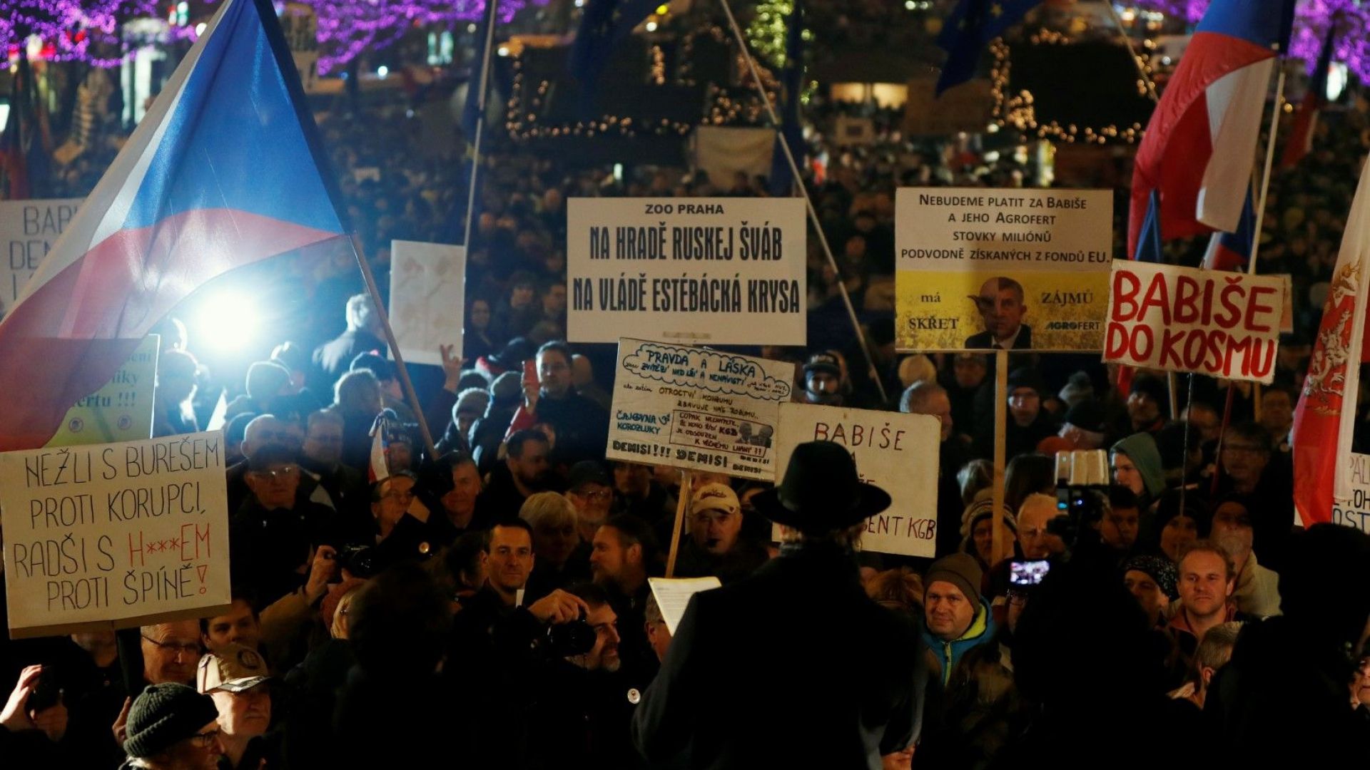 Около 15 000 души по данни на полицията отново протестираха