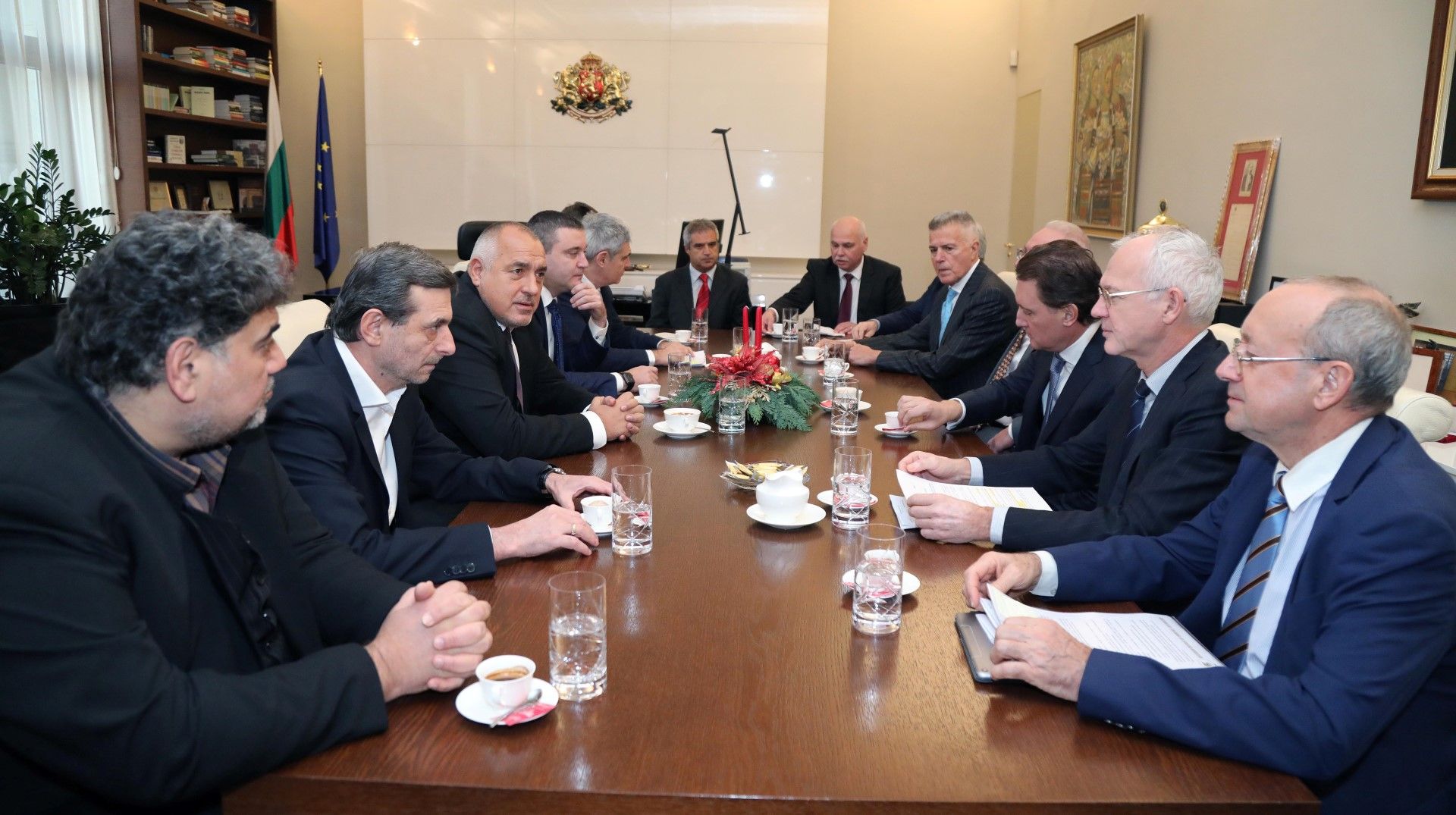 Неотдавна премиерът Борисов събра синдикати и работодателски организации, за да обсъди с тях кризата