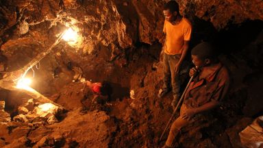 Обвиниха 5 технологични гиганта, че печелят от детски труд в кобалтовите мини (видео)